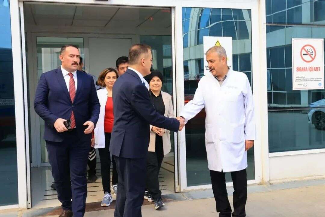 ​Muğla Valisi Akbıyık,  AK Parti Eski İl Başkanı Laçin’in Ailesini Hastanede Ziyaret Etti 3
